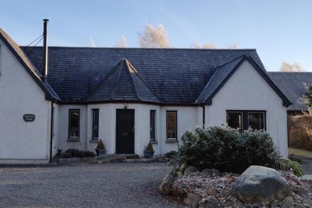 Large detached house in a central location to explore the Scottish Highlands.