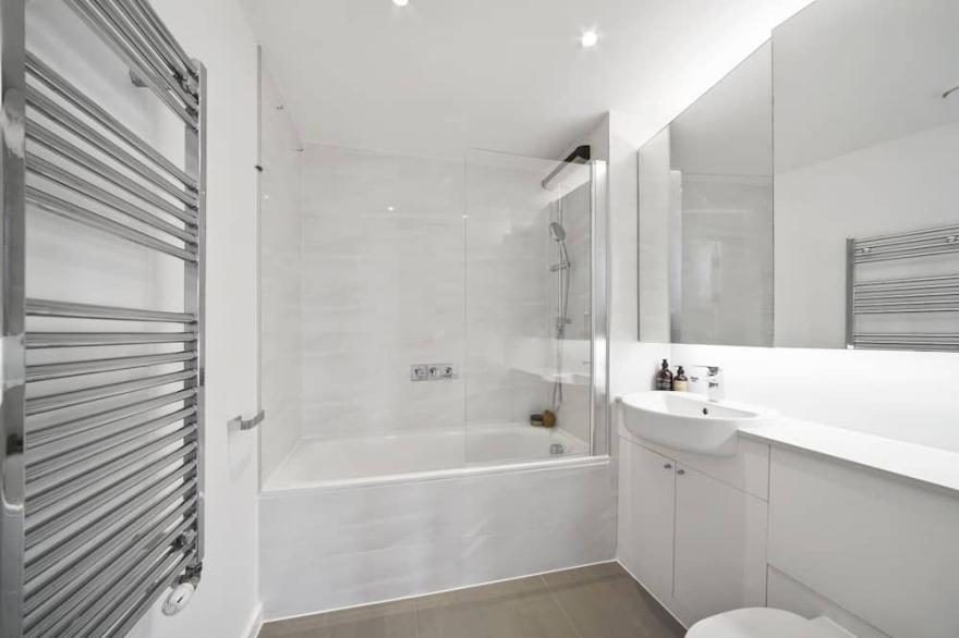 Exquisite 1 Bedroom Flat 2mins from Station