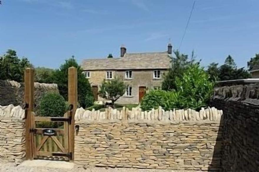 Roseleigh Cottage In The Heart Of Stow-On-The-Wold With Parking For 2 Cars.