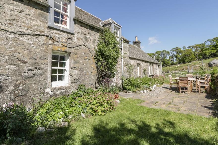 BALMEANOCH, Pet Friendly, Character Holiday Cottage In Callander