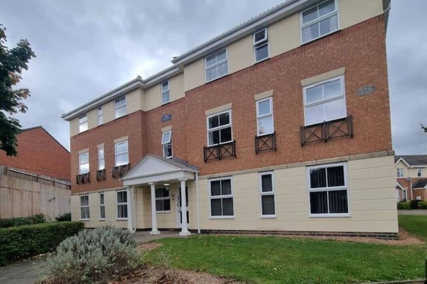 Newly Refurbished 2 Bed, City Centre Apartment. With Parking