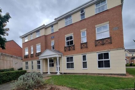 Newly Refurbished 2 Bed, City Centre Apartment. with parking