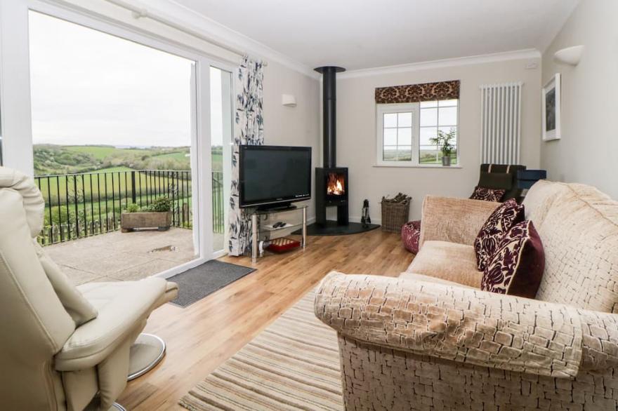 MEADOWLEA COTTAGE, family friendly, with a garden in Newton Ferrers