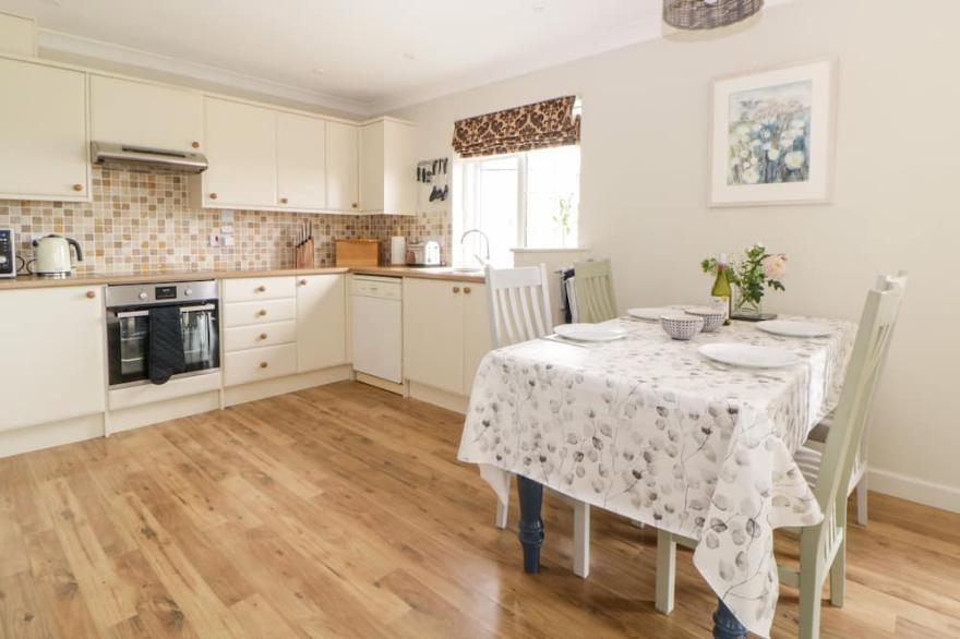 MEADOWLEA COTTAGE, family friendly, with a garden in Newton Ferrers