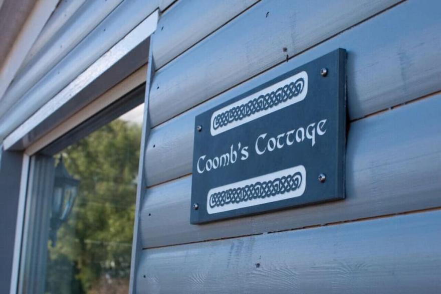 Coomb's Cottage - Two Bedroom House, Sleeps 4