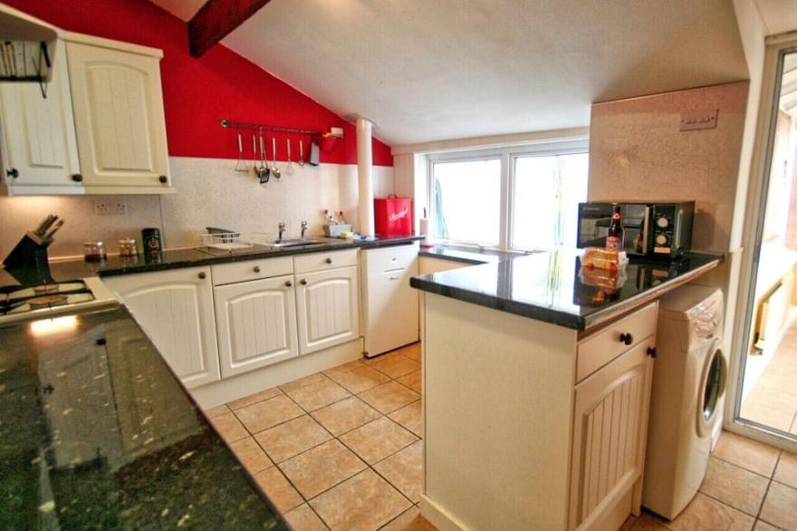 Coomb's Cottage - Two Bedroom House, Sleeps 4