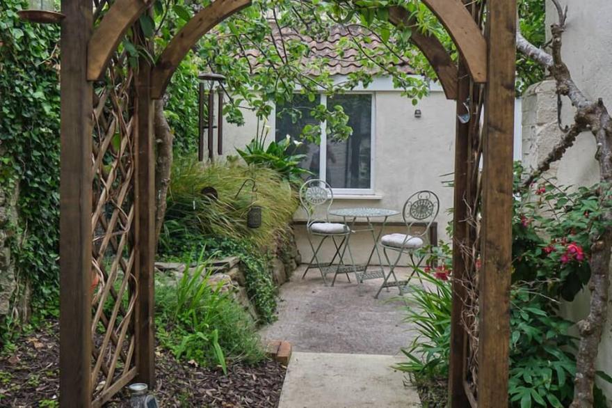 Delightful 4 bedroom detached cottage in the centre of Porlock Village