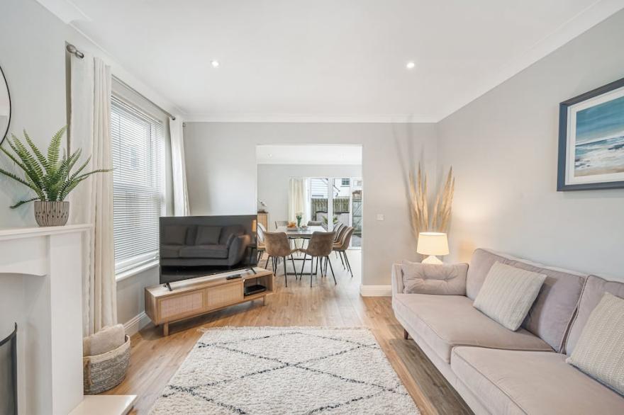 Estura is a spacious and modern detached house set within the lovely area of Salting’s Reach just on