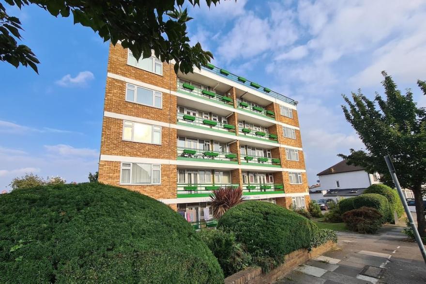 ILFORD EAST LONDON BALCONY FLAT 2bed 2bath With Parking, Ideal For Tourists!