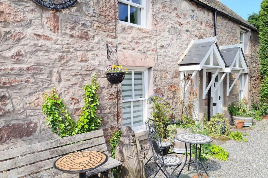 Modern And Well Equipped 1 Bedroom Cottage In The Centre Of The Capital Of The Highlands