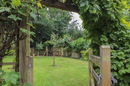 LANSDOWNE LODGE, pet friendly, with hot tub in Market Rasen