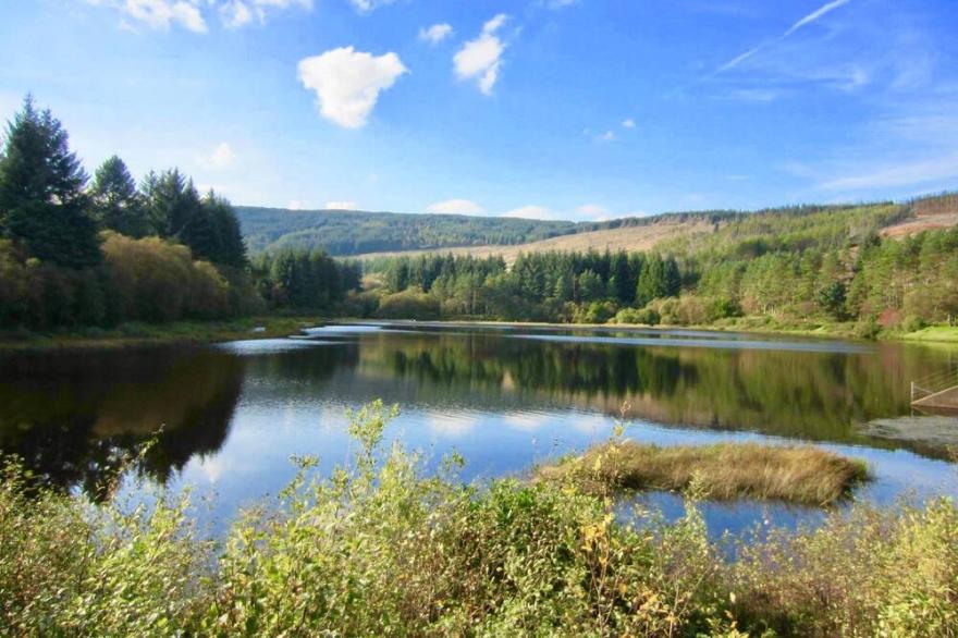 Glen Oirig, upper level apartment with sea views