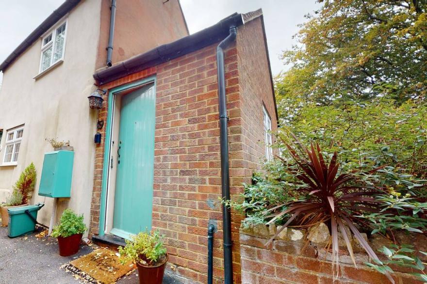 Short Let Space Bailey's Cottage Two Bedroom Cottage Near The Centre Of Aylesbury.