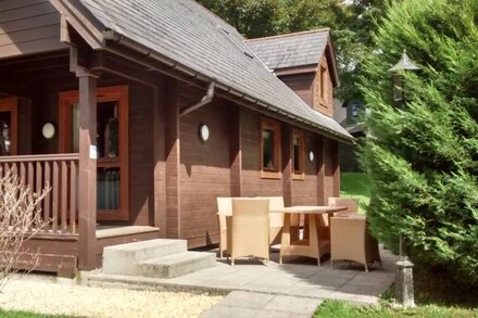 Exceptional 3-bedroom lodge on spacious country estate. Free leisure facilities