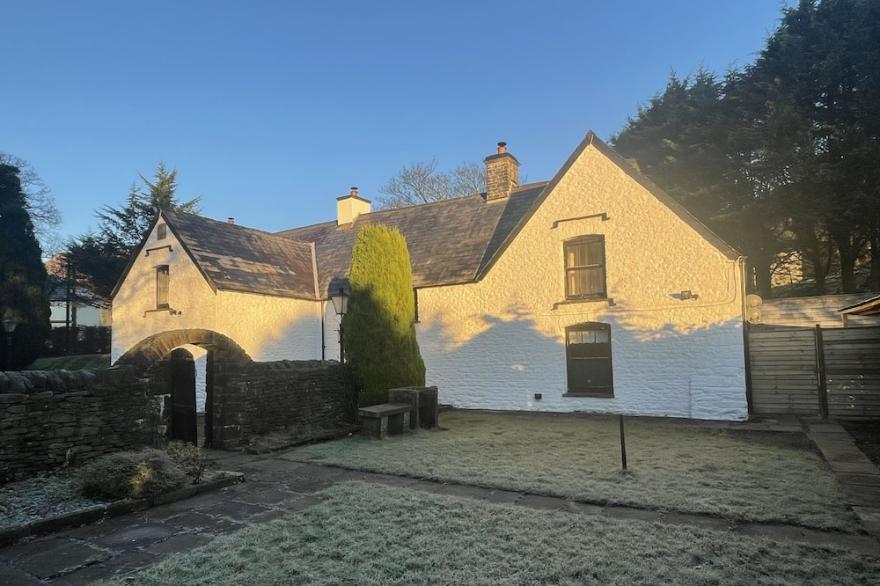 Historic Welsh Farmhouse Perfect For Groups Plus Hot Tub