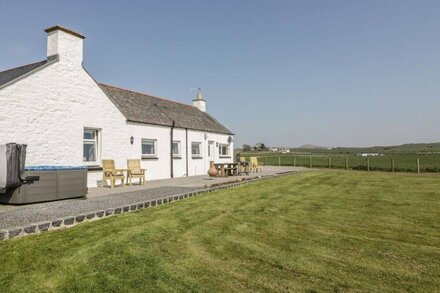 LONGFORTH FARM COTTAGE, family friendly, with hot tub in Glenluce