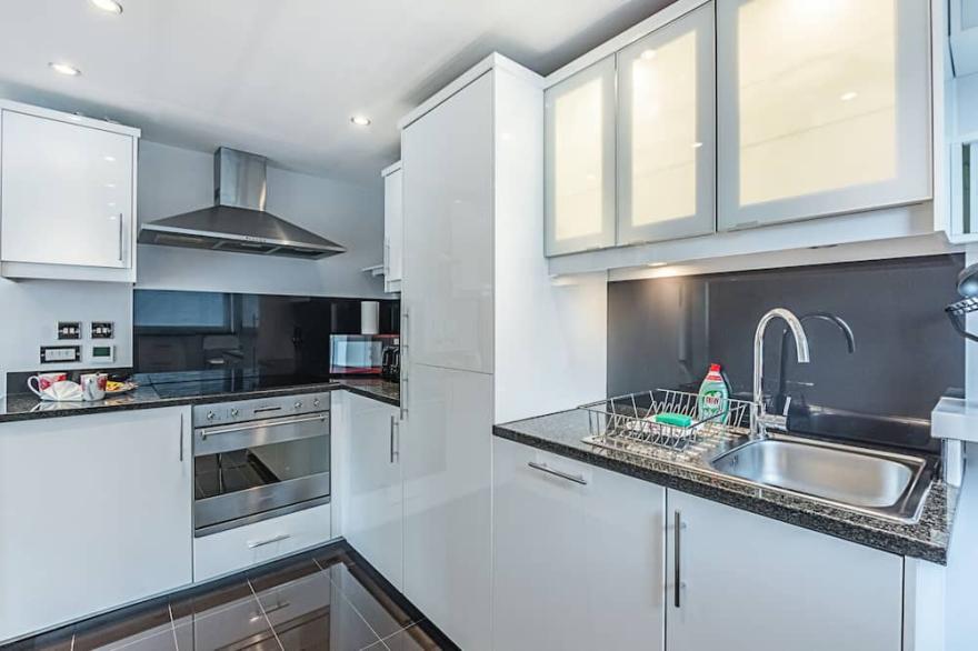 Cosy And Comfortable 2 Bedroom Apartment In Canary Wharf With River View