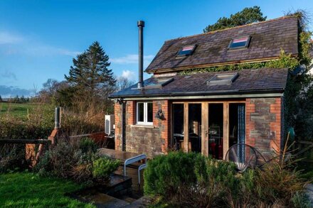 Stylish cottage for 4 in the Brecon Beacons