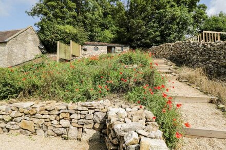 THE BOLT HOLE, pet friendly, with open fire in Shepton Mallet