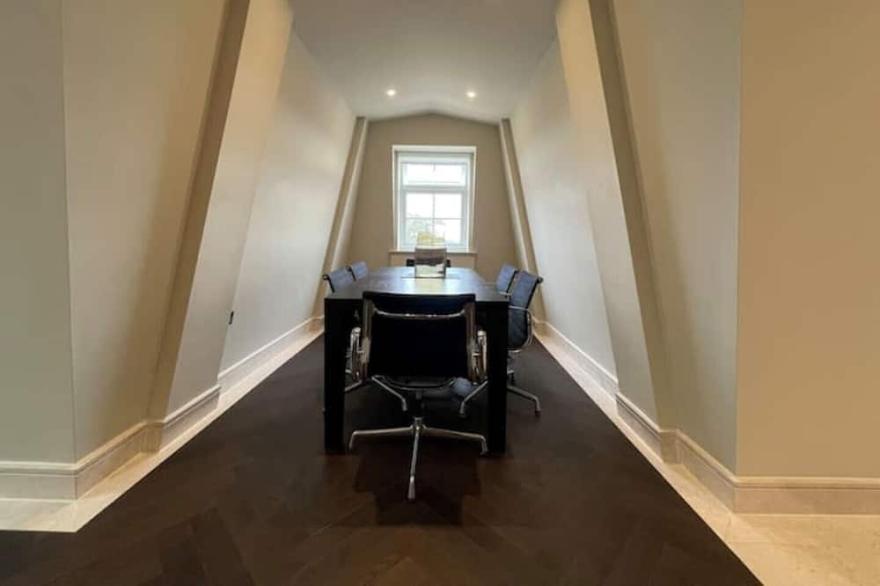 Luxurious 2 BR, 2 BA Apt, Desirable Chigwell