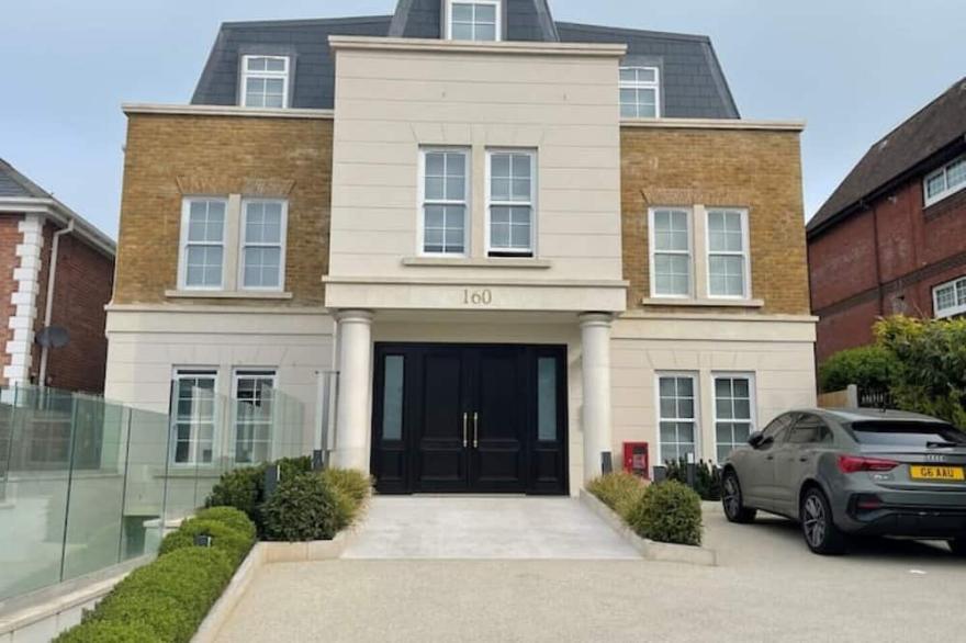 Luxurious 2 BR, 2 BA Apt, Desirable Chigwell