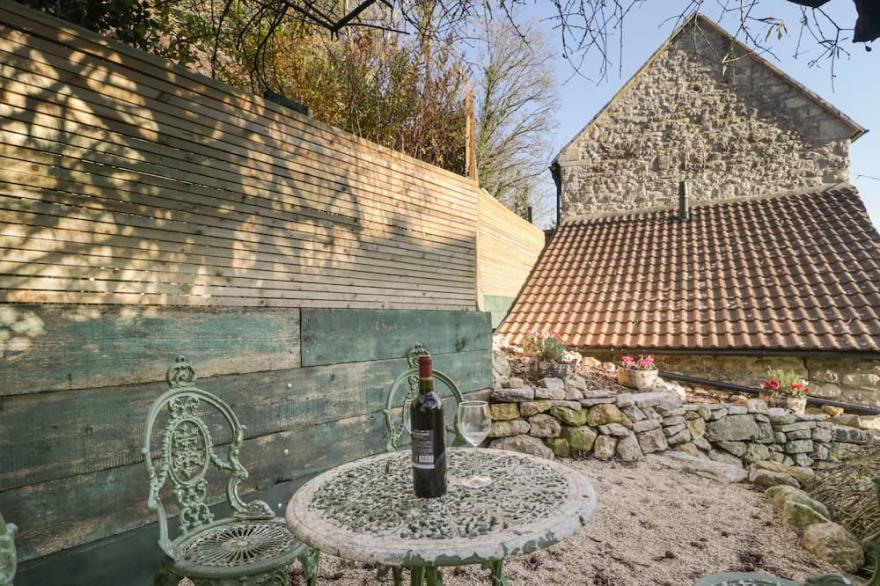 THE SHEEP SHACK, pet friendly, with a garden in Shepton Mallet