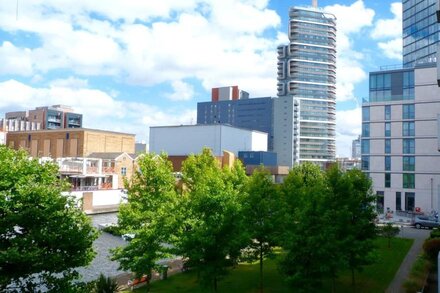 Stylish waterside apartment, near The Angel, a historic part of central London