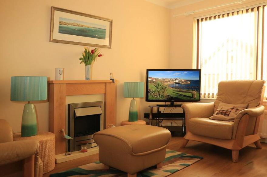 BEACH HOUSE WALK, homely holiday home in Crail, Near St Andrews. Free bikes inc!