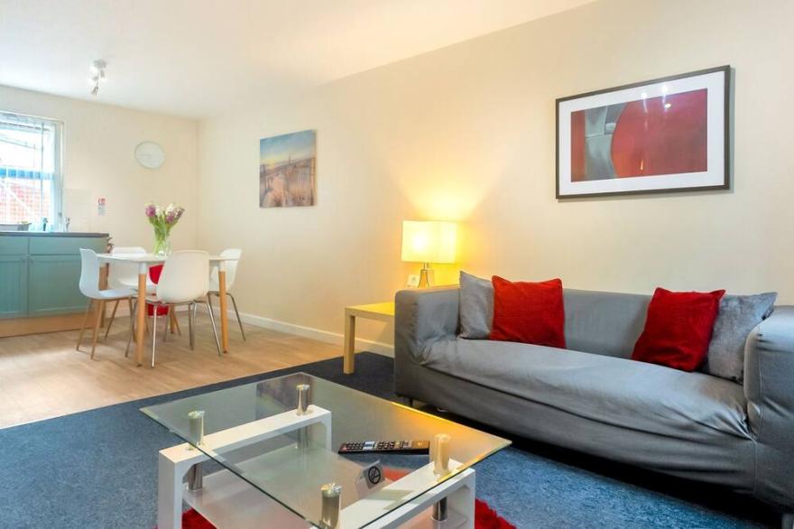 Flat 2, Cheltenham, St George's - Family Friendly 4 bedroom apartment