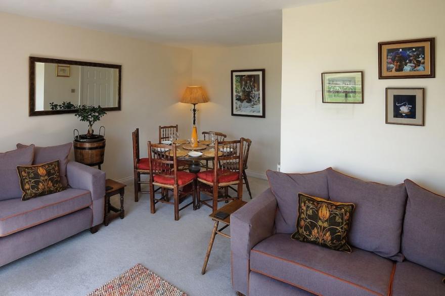 Easy walk to Town Centre, Parking, Great View. 3 Bedrooms, 4 beds, sleeps 6