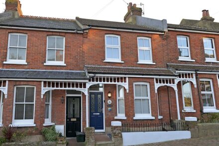 Wonderful 2-bed cottage in the popular and ever pleasant Old Town area for 4