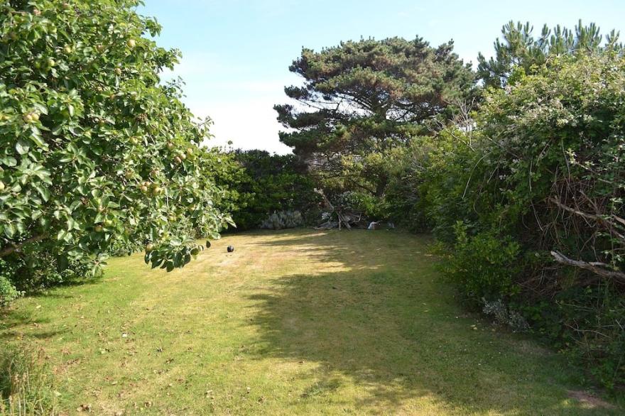 3 Bedroom Bungalow With Large Garden, Short Walk To Sandy Beaches and Village