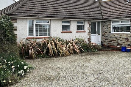 Dog friendly bungalow with EV charger, a short walk to St Merryn village centre