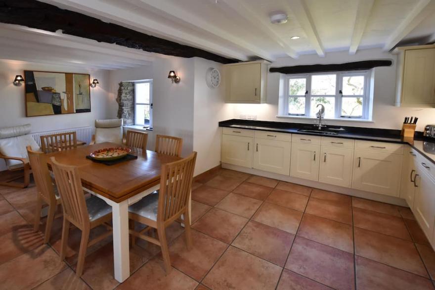 Beautiful cottage located in a delightful, quiet spot in the centre of Croyde