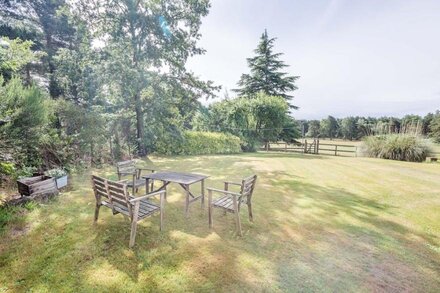 The Hydeaway - Charming   1 bedroom rural retreat.