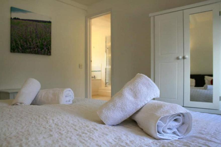 Beautifully decorated 2 Bed Room Cottage With Use Of Private Tennis Court