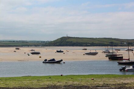 Rock, Stylish Modern, Sandy Beaches, Restaurants, golf, ferry Padstow sleeps 4