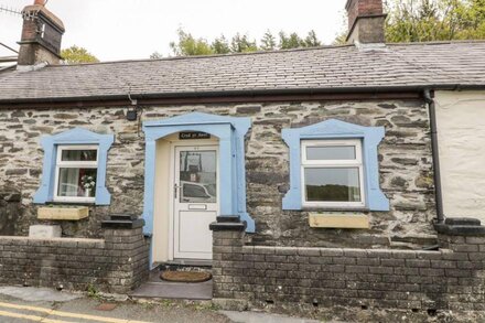 CRUD YR AWEL, family friendly, character holiday cottage in Bethesda