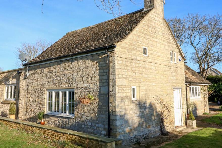 HALF ACRE COTTAGE ANNEXE, Family Friendly, With Open Fire In Castor