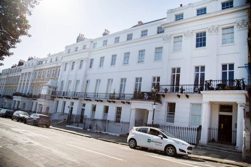 Spectacular Penthouse In Sussex Square