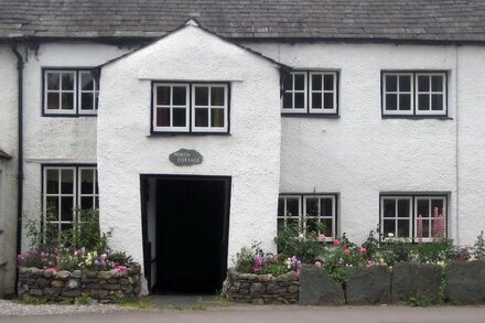 Luxury 17th Century Cottage. Central Keswick With Parking.