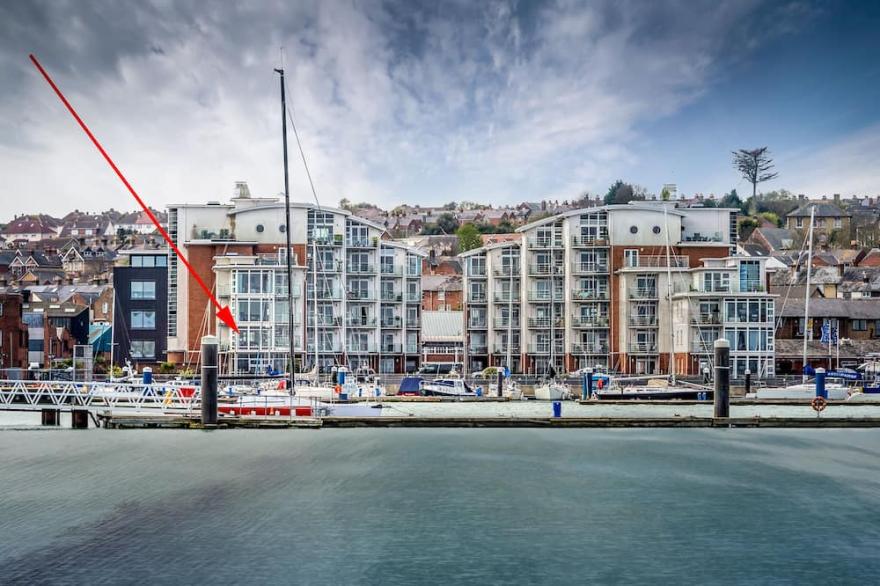 Luxury Cowes Waterfront Apartment With Stunning Panoramic Marina & Sea Views