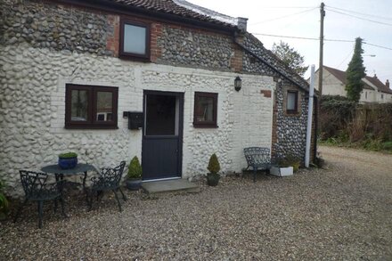 Flint cottage with parking in a quiet location nr Holt & Sheringham-Pet friendly