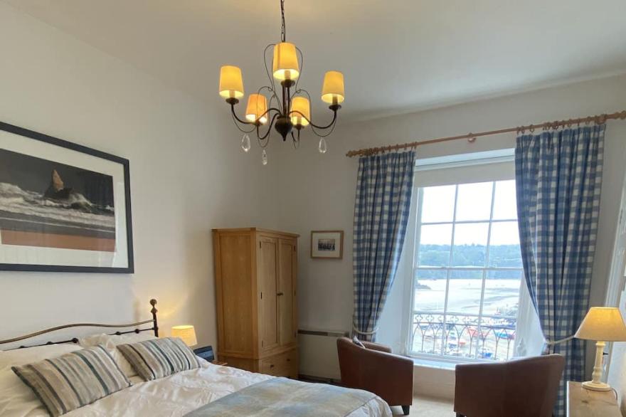 House in Tenby harbour with amazing sea views and moments away from the beach<br>