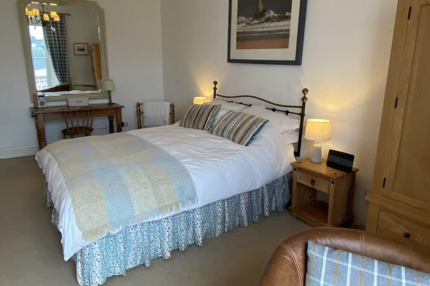 House in Tenby harbour with amazing sea views and moments away from the beach<br>