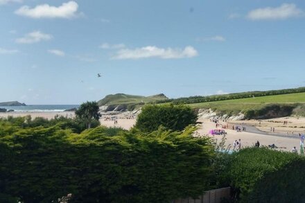 Contemporary beach front house at Porth, Newquay - ideal for couples + families