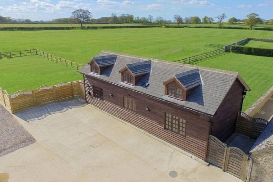 The Cotswold Manor Byre, Exclusive Hot Tub, Games Barn, 70 acres of Parkland