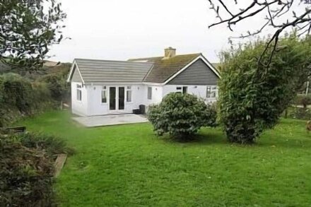 Family and pet friendly bungalow with garden in pretty Cornish fishing village