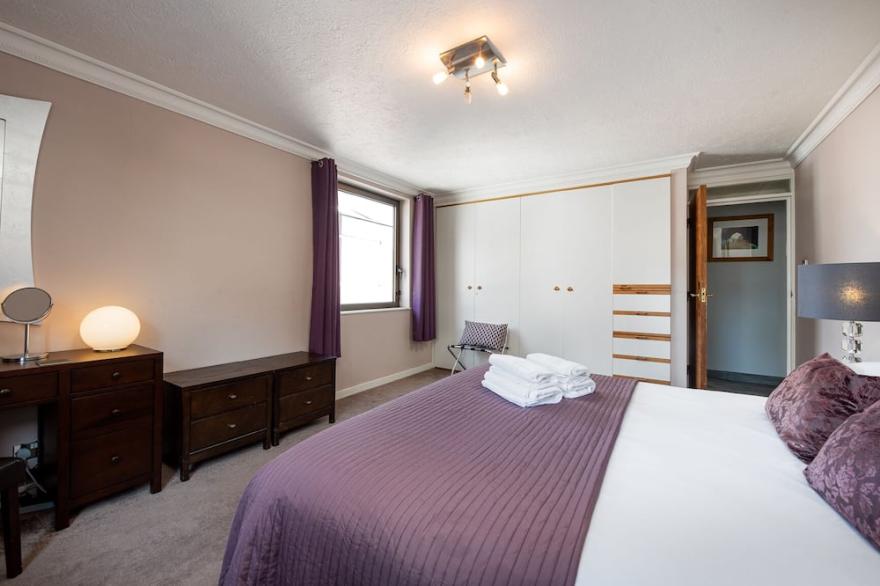 4 minute walk to Tower Bridge, fast wifi, lifts, 2 bedrooms, 2 WCs, top floor