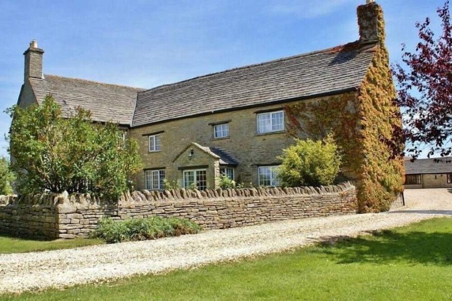 The Cotswold Manor Hall, Exclusive Hot Tub, Games Barn, 70 Acres Of Parkland